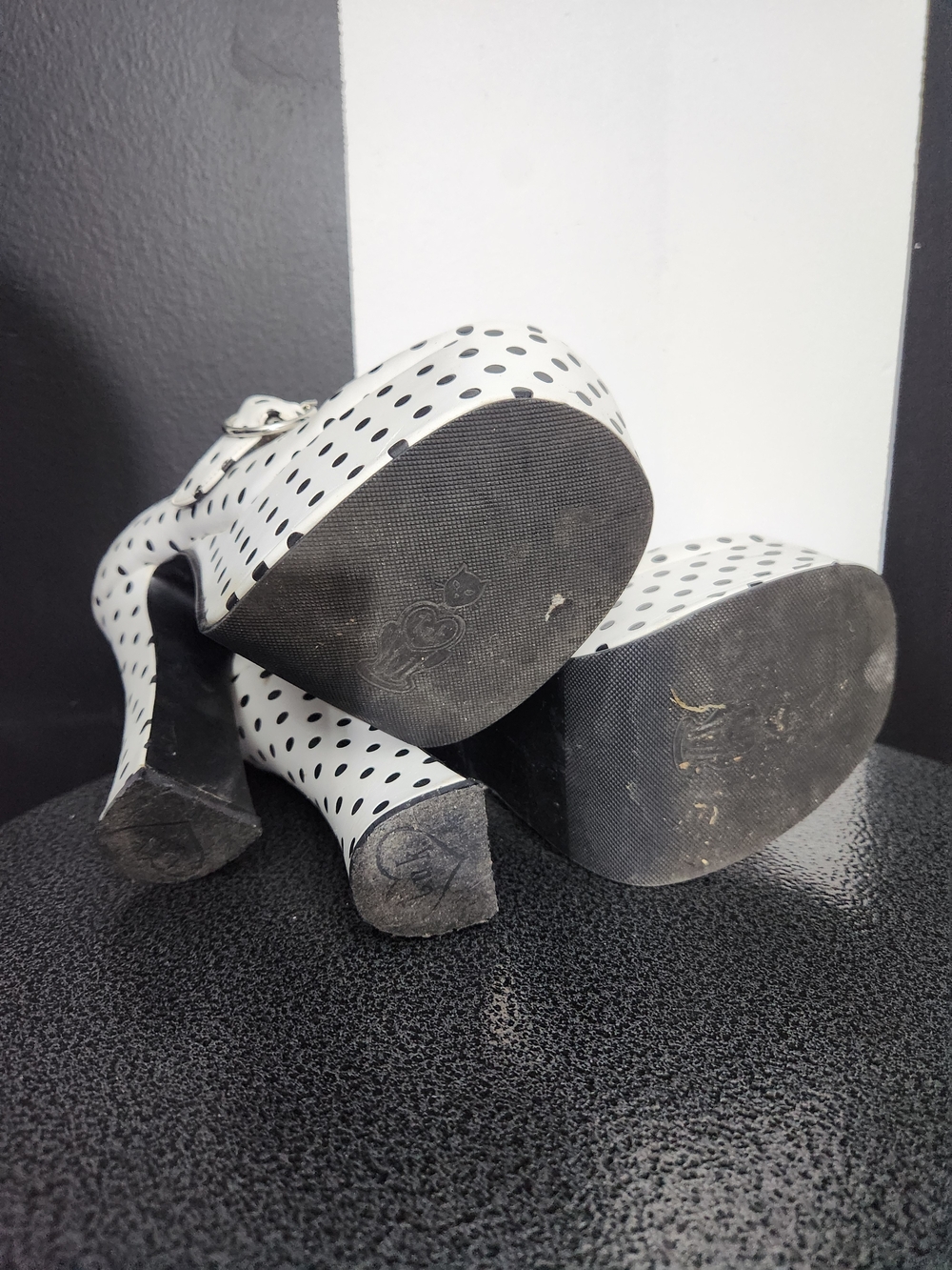 Women's Polka Dot Platform Mary Jane Heels in White and Black - Picture 9 of 9